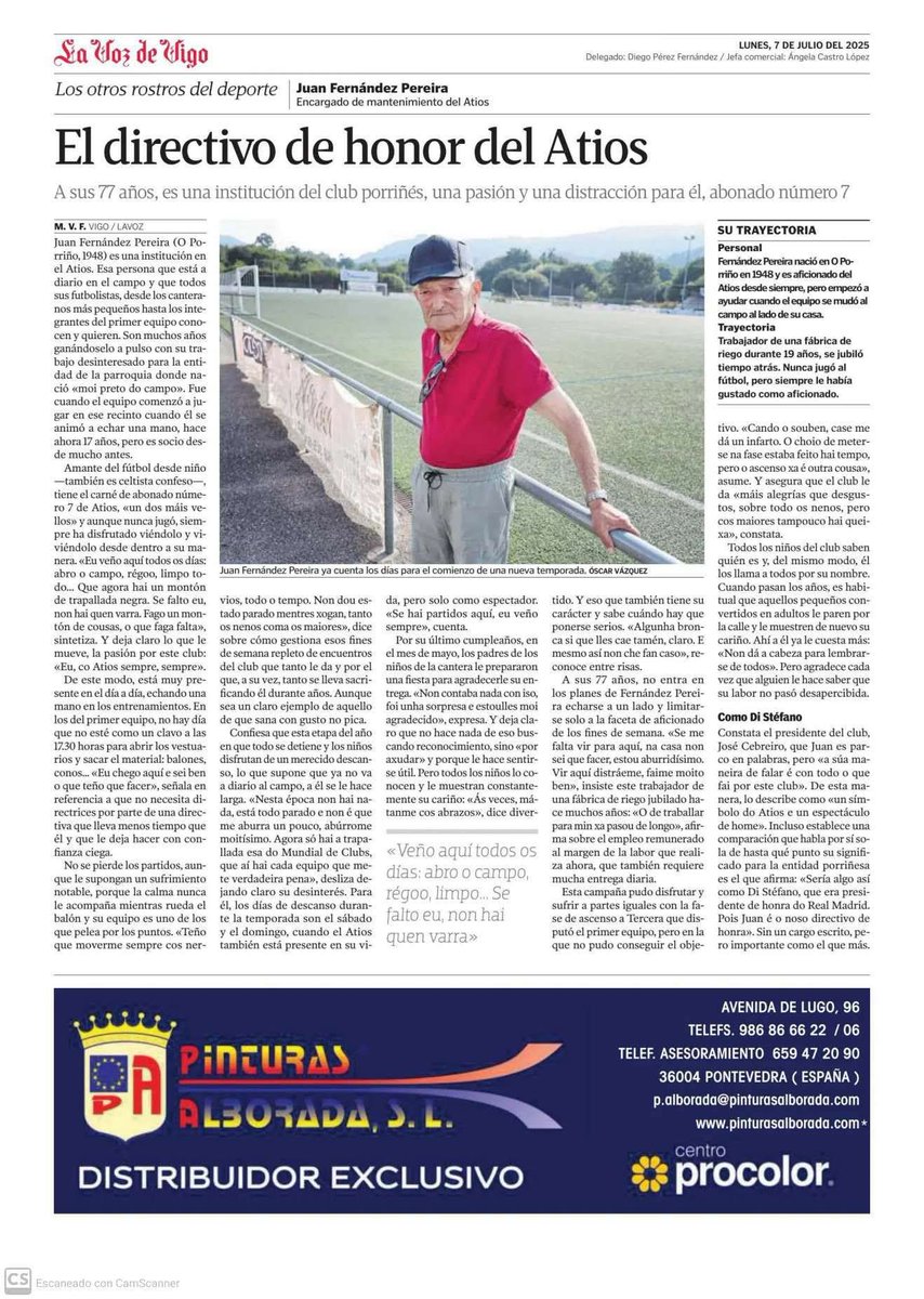 DBargiela's tweet image. 🧹⚽ Aos seus 77 anos, Juan Fernández Pereira segue abrindo o campo, limpando e animando como o primeiro día. Un exemplo do que sostén o fútbol de verdade. Grazas, Juan 💪❤️ #Atios #OPorriño