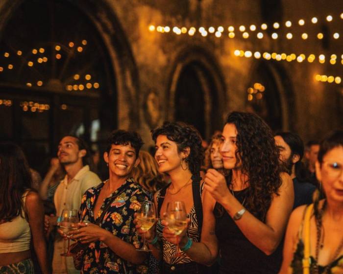 Universo VI llena aforo en Sanlúcar con Chipi La Canalla, Pedro Guerra y Dorantes

El festival de Bodegas Barbadillo consolida su éxito con propuestas musicales variadas y últimas entradas para Ale Acosta
vinetur.com/2025070789447/…