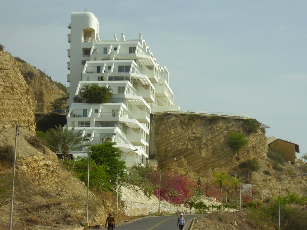 ArquitecturaVzl's tweet photo. En 1993 se concluye la construcción del hotel Babilonia Suites ubicado en la calle Las Palmas del cerro el Morro, en Lechería, estado Anzoátegui.
El proyecto fue diseñado por el arquitecto Felipe Delmont y la construcción fue desarrollada por la constructora Aliva Stump. https://t.co/zsuSXu0XrD