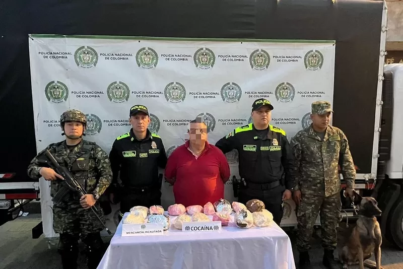 Ejército Nacional de Colombia (@col_ejercito) on Twitter photo Tropas de la #OctavaBrigada, con <a href="/PoliciaColombia/">Policía de Colombia</a>, en #Quindío incautaron 40 kilos de estupefacientes y capturaron a dos sujetos en flagrancia.
Este resultado impidió la distribución de más de 14.000 dosis y evitó que estructuras del microtráfico recibieran cerca de 80 millones Tropas de la #OctavaBrigada, con <a href="/PoliciaColombia/">Policía de Colombia</a>, en #Quindío incautaron 40 kilos de estupefacientes y capturaron a dos sujetos en flagrancia.
Este resultado impidió la distribución de más de 14.000 dosis y evitó que estructuras del microtráfico recibieran cerca de 80 millones