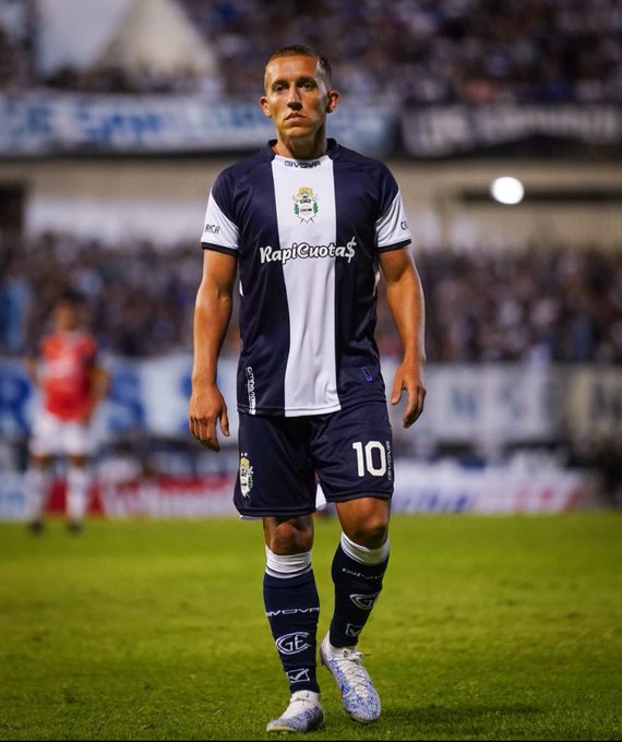 Cuenta <a href="/facuache/">Facundo Ache</a> que hoy Pablo De Blasis no entrenó con el plantel, se despidió de sus compañeros y en cuestión de horas el referente anunciaría su salida de #GELP.