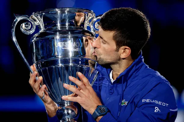 In 2010, Novak Djokovic was a struggling tennis player.

He vomited during practice, collapsed mid-match, and lost his #1 position.

Then, with ONE diet change… he won 3 out of 4 Grand Slam titles and became world No. 1 the following year.

Here's the full story: 🧵