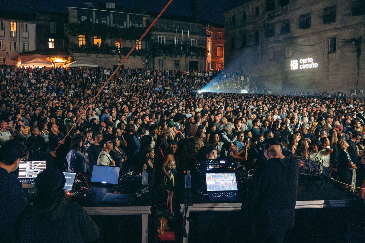 Praza Pública (@prazapublica) on Twitter photo <a href="/FCurtocircuito/">CURTOCIRCUÍTO</a> Nesta edición do festival, sesións como o live av de Oliver Laxe, Kangding Ray ft. Adrián Canoura na praza da Quintana deixaron a súa pegada cun espectáculo irrepetible praza.gal/cultura/quando… <a href="/FCurtocircuito/">CURTOCIRCUÍTO</a> Nesta edición do festival, sesións como o live av de Oliver Laxe, Kangding Ray ft. Adrián Canoura na praza da Quintana deixaron a súa pegada cun espectáculo irrepetible praza.gal/cultura/quando…