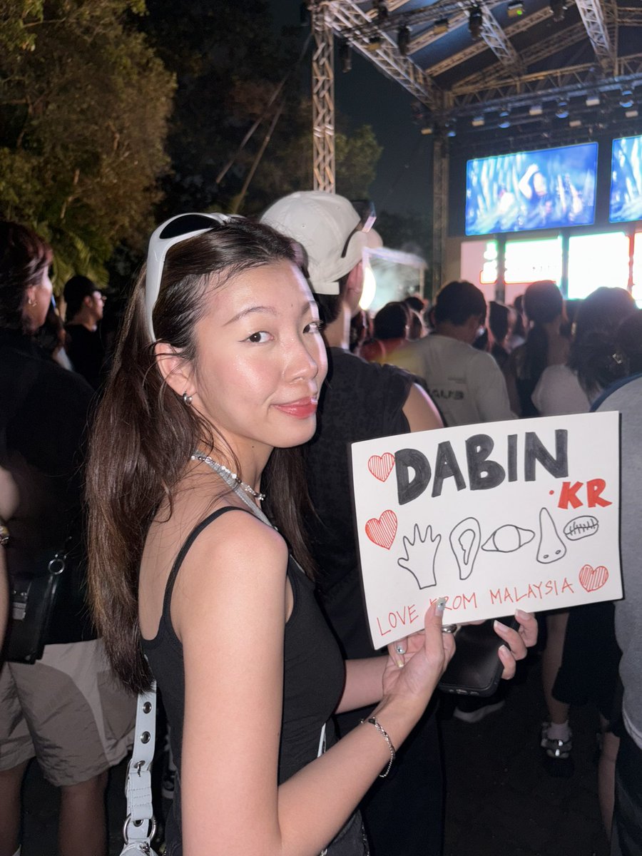 advxnturous's tweet photo. saw @dabin_kr performed giggles &amp; senses live in singapore (ෆ˙ᵕ˙ෆ)♡ https://t.co/ZRDpgiNXRz