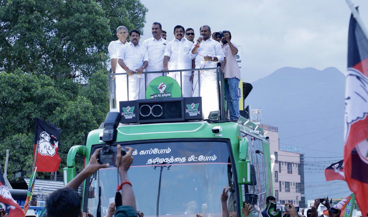 DrLMurugan's tweet photo. 2026-ஆம் ஆண்டு தமிழக சட்டப்பேரவைத் தேர்தலை முன்னிட்டு, நமது தேசிய ஜனநாயக கூட்டணி கட்சியான அதிமுக பொதுச் செயலாளரும் முன்னாள் முதல்வருமான திரு. @EPSTamilNadu அவர்களின் தலைமையில், "மக்களை காப்போம் தமிழகத்தை மீட்போம்" என்கிற யாத்திரையானது, கோவை மாவட்டம் மேட்டுப்பாளையம் சட்டமன்ற தொகுதியில் இன்று தொடங்குகிறது. இதற்காக அவரை நேரில் சந்தித்து, யாத்திரை வெற்றி பெற வேண்டி வாழ்த்து தெரிவித்தோம்.

இந்நிகழ்வின் போது, தமிழக பாரதிய ஜனதா கட்சியின் மாநிலத் தலைவர் அண்ணன் திரு.@NainarBJP அவர்கள், தமிழக பாஜக மேலிட பொறுப்பாளர் திரு. @MenonArvindBJP ஜி அவர்கள், தமிழக பாஜக மேலிட இணை பொறுப்பாளர் திரு.@ReddySudhakar21 ஜி அவர்கள், கோவை தெற்கு தொகுதி சட்டமன்ற உறுப்பினர் திருமதி. @VanathiBJP அவர்கள், அதிமுக முன்னாள் அமைச்சர் திரு. @SPVelumanicbe அவர்கள், கவுண்டம்பாளையம் தொகுதி சட்டமன்ற உறுப்பினர் திரு.@PRGArunkumar அவர்கள், மேட்டுப்பாளையம் தொகுதி சட்டமன்ற உறுப்பினர் திரு. ஏ.கே. செல்வராஜ் அவர்கள் மற்றும் பாஜக, அதிமுக முக்கியத் தலைவர்கள் உடன் கலந்து கொண்டார்கள்.

சட்டம்-ஒழுங்கு முதல் சாமானிய மக்களுக்கான சமூகநீதி வரை, அனைத்துமே இந்த போலி திராவிட மாடல் ஆட்சியில் தமிழக மக்களுக்கு எட்டாக் கனியாகவே இருந்துள்ளது. விடியல் தருவதாய் ஆசை வார்த்தைகளையும், சாத்தியமற்ற வாக்குறுதிகளையும் அள்ளித் தெளித்து ஆட்சிக்கு வந்தவர்களால் தமிழக மக்களுக்கு இதுவரை எந்தவொரு நன்மையும் நிகழவில்லை. தற்போது, இந்த போலி திராவிட மாடல் ஆட்சிக்கு முடிவுரை எழுத தமிழக மக்கள் தயாராகிவிட்டனர். 

2026-ஆம் ஆண்டில், தேசிய ஜனநாயக கூட்டணியின் ஆட்சி நிச்சயம் மலரும்.

@AmitShah @JPNadda @blsanthosh @BJP4TamilNadu @AIADMKOfficial