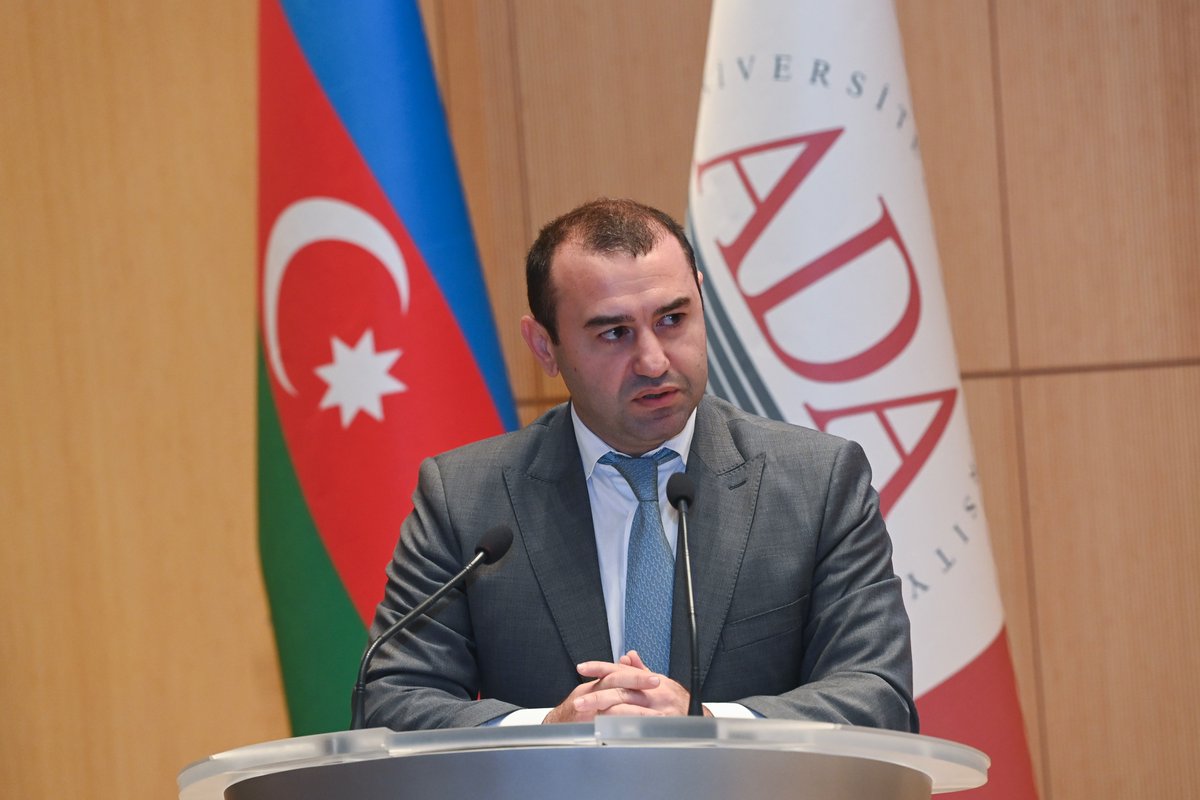 AzerbaijanMFA's tweet photo. Diplomatik xidmət orqanlarının rəhbərlərinin IX müşavirəsinin “Həmrəyliyin təşviqi: humanitar və mədəniyyət diplomatiyası, beynəlxalq inkişafa yardım” mövzusunda dördüncü paneli Azərbaycan Respublikasının mədəniyyət nazirinin müavini Fərid Cəfərov və Azərbaycan Beynəlxalq İnkişaf Agentliyinin rəisi Elməddin Mehdiyevin əsas natiqlər qismində iştirakı ilə baş tutub.

Panel müzakirəsi çərçivəsində ölkəmizin mədəniyyətinin təşviqi sahəsində birgə fəaliyyət, mədəniyyət diplomatiyasının təşviqi, bu istiqamətdə ikitərəfli və çoxtərəfli əsasda görülən işlər, gələcək planlar, habelə ölkəmizin beynəlxalq inkişafa yardım siyasətinin prioritetləri və istiqamətlərindən bəhs olunub.