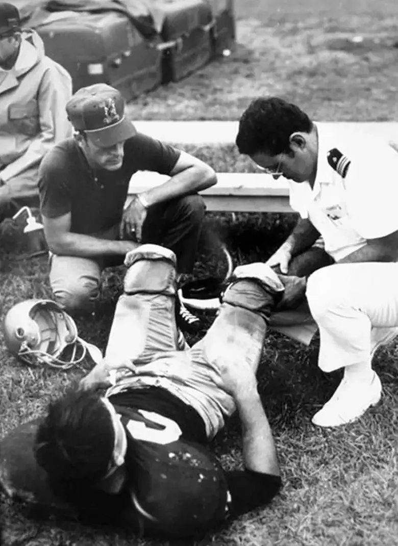 CleClinicMD's tweet image. Sports medicine pioneer John Bergfeld, MD, shares how orthopaedics has changed since doing his first ACL repair in 1970: cle.clinic/3wEpiwS