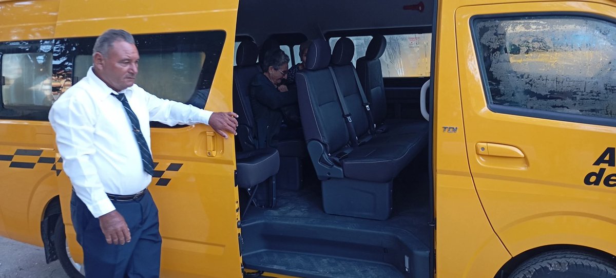 QueipoRuiz's tweet photo. Con #HonorHolguinero inició hoy en #HolguínSí el servicio especial de transporte urbano rutero con los 10 nuevos microbus de 14 plazas de la Agencia de Taxi. Tendrá un recorrido que enlaza  los tres hospitales provinciales de la ciudad. Por #Cuba Venceremos. https://t.co/CR08zZqBka