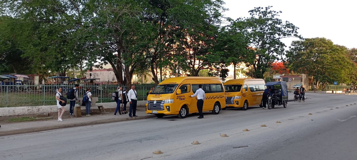 QueipoRuiz's tweet photo. Con #HonorHolguinero inició hoy en #HolguínSí el servicio especial de transporte urbano rutero con los 10 nuevos microbus de 14 plazas de la Agencia de Taxi. Tendrá un recorrido que enlaza  los tres hospitales provinciales de la ciudad. Por #Cuba Venceremos. https://t.co/CR08zZqBka