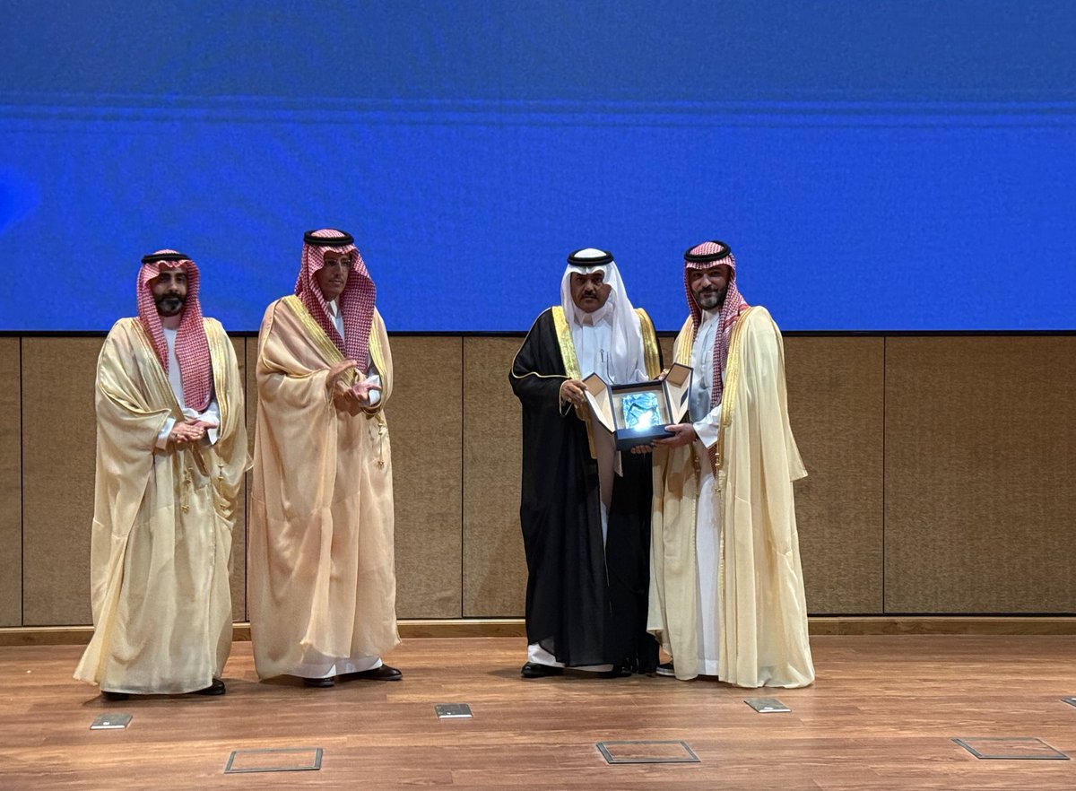 تكريم #مجلس_الشورى تقديرًا لمساهمته كأبرز الجهات تدريبًا لخريجي معهد الإدارة العامة.