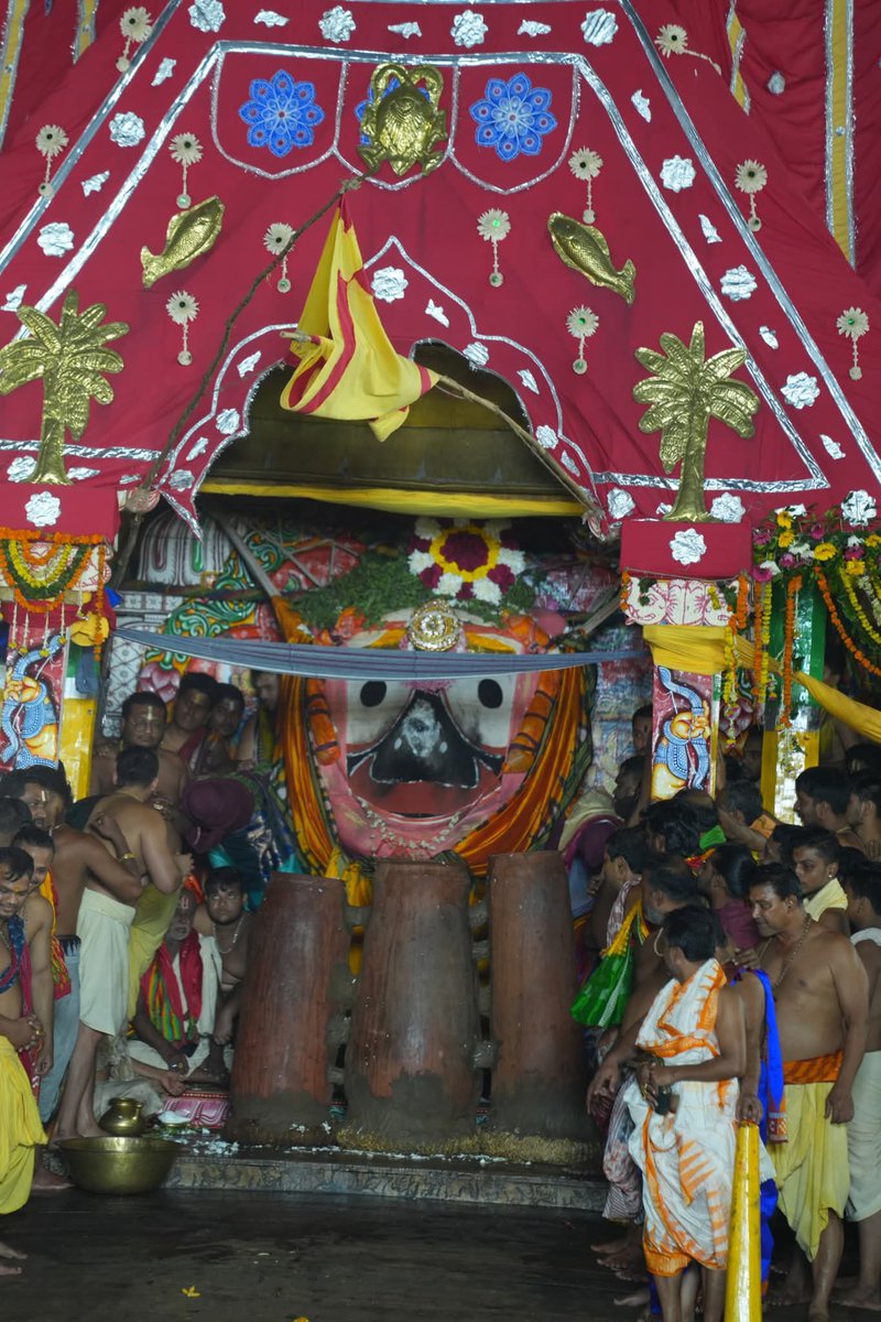 somya505's tweet photo. ମହାପ୍ରଭୁ ଶ୍ରୀଜଗନ୍ନାଥଙ୍କ ନନ୍ଦିଘୋଷ ରଥରେ ଅଧର ନୀତି❣️🙏

AdharaPanna Ritual of Mahaprabhu Shree Jagannatha 

#RathaJatra2025
#AdharpannaRitual https://t.co/gFPHuPq0Ji