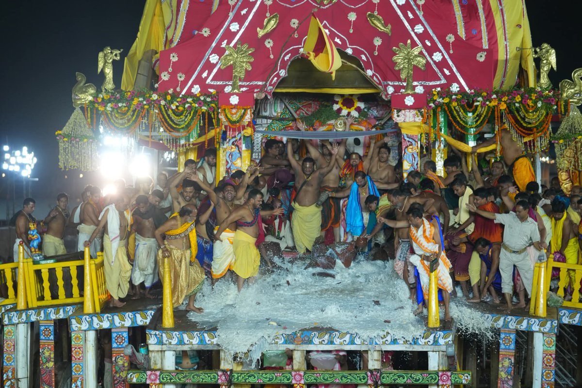somya505's tweet photo. ମହାପ୍ରଭୁ ଶ୍ରୀଜଗନ୍ନାଥଙ୍କ ନନ୍ଦିଘୋଷ ରଥରେ ଅଧର ନୀତି❣️🙏

AdharaPanna Ritual of Mahaprabhu Shree Jagannatha 

#RathaJatra2025
#AdharpannaRitual https://t.co/gFPHuPq0Ji