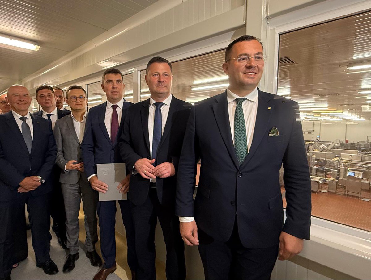StefanKrajewski's tweet photo. Wraz z ministrem @K_Paszyk wsparliśmy rekordową inwestycję SM Mlekpol – 414,6 mln zł w latach 2025–2029 w ramach #PolskaStrefaInwestycji. Nowe linie, automatyzacja, miejsca pracy i silne wsparcie dla rolnictwa. #Grajewo #SSSE #Mlekpol #Inwestycje #PolskaŻywność https://t.co/TXyjvsclXQ