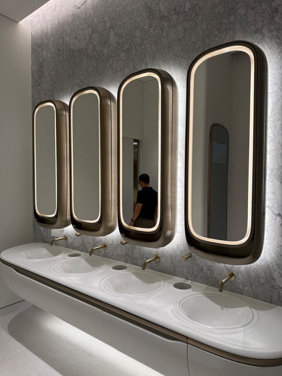 国際学会CAADFuturesで香港に来て、ZHA事務所の最新作オープン前のHenderson Towerを案内してもらった。超高価な曲面ガラスに覆われ、隅々まで贅を尽くした高級賃貸オフィスビル。