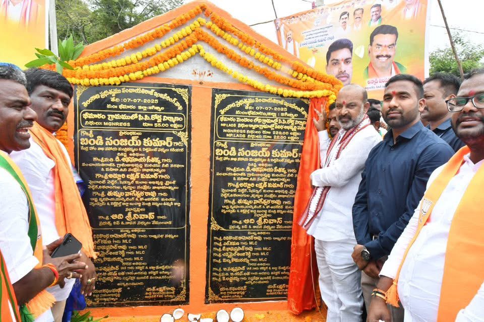 bandisanjay_bjp's tweet photo. కరీంనగర్ పార్లమెంటు నియోజకవర్గం, జగిత్యాల జిల్లా, మేడిపల్లి మండలంలోని దమ్మన్నపేట నుండి కాచారం (వయా కల్వకోట) – రంగాపూర్ వరకు ₹ 1కోటి 80 లక్షల ప్రధానమంత్రి గ్రామీణ సడక్ యోజన పథకం ద్వారా నిర్మించబోయే బ్రిడ్జి గాను, ₹ 2కోట్ల 47లక్షలతో నిర్మించనున్న రోడ్డు పనులకు, మేడిపల్లి మండలంలో ₹ 1కోటి 83 లక్షల ఎం.జీ.ఎన్.ఆర్.ఈ.జీ.ఎస్ నిధులు, ₹14 లక్షల ఎంపీ నిధుల ద్వారా నిర్మించబోయే సీసీ రోడ్డు మరియు వివిధ అభివృద్ధి పనులకు, భీమారం గ్రామంలో ₹2కోట్ల 84లక్షల ఎం.జీ.ఎన్.ఆర్.ఈ.జీ.ఎస్ నిధులు మరియు ₹22లక్షల ఎంపీ నిధుల ద్వారా నిర్మించబోయే సీసీ రోడ్డు మరియు వివిధ అభివృద్ధి కార్యక్రమాలకు జిల్లా కలెక్టర్ సత్య ప్రసాద్ గారు, బిజెపి నాయకులు చెన్నమనేని వికాస్ రావు గారు మరియు ఇతర నాయకులతో కలిసి శంకుస్థాపన చేయడం జరిగింది.
#KarimnagarParliamentaryConstituency #MPLads #MGNREGS