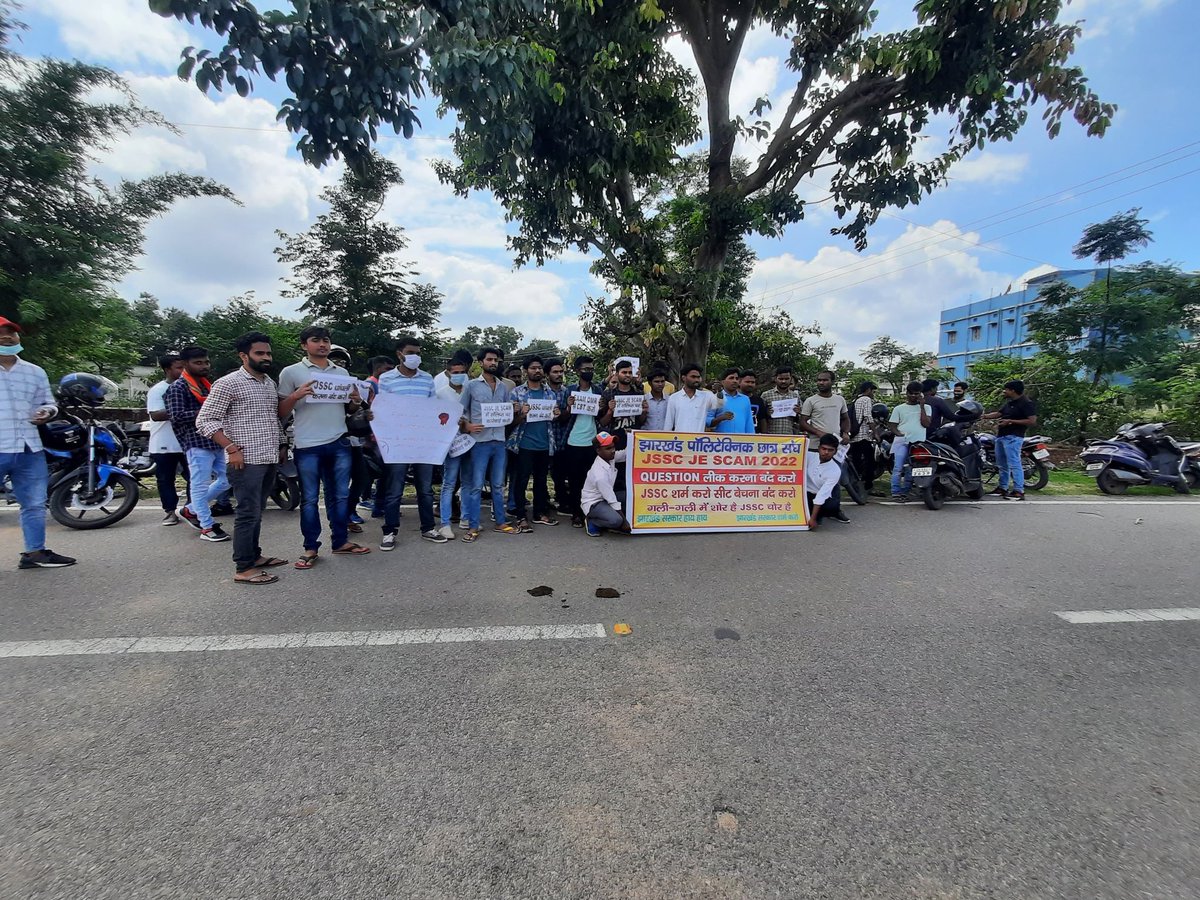 Tkumar0007's tweet photo. 7 जुलाई 2022 यानी आज के दिन ही झारखंड के इतिहास में पहली बार छात्र पेपर लीक के खिलाफ धरना दिया,और सरकार को मानना पड़ा की पेपर लीक हुई है फिर दोबारा परीक्षा हुई यह सभी झारखंड में पहली बार था,परीक्षा-कनीय अभियंता JDLCCE 2022
उन सभी युवाओं को 👍
नौकरी भी उसी जज्बे से करिए
#T_kumar https://t.co/mkZmlzogkY