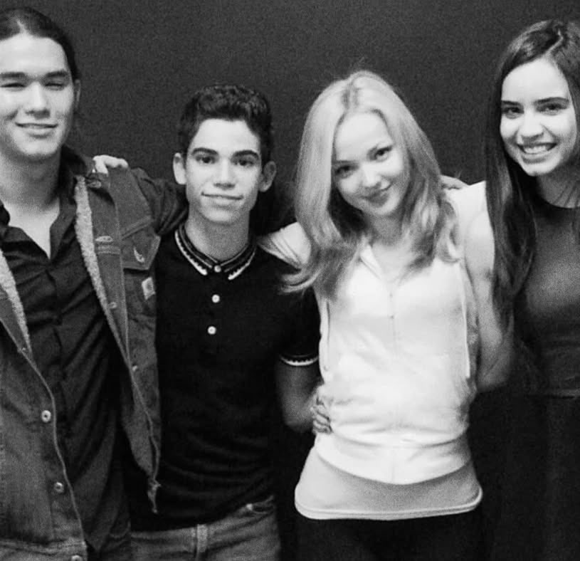dove_charts's tweet image. Dove Cameron shares her first ever picture with Sofia Carson, BoBo Stewart and Cameron Boyce.