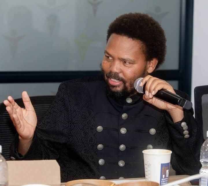 BLFmembers's tweet image. Happy Revolutionary birthday to Honorable Andile Mngxitama✊🏿
Modimo le Badimo ba tswelepele go go sireletsa Commander.