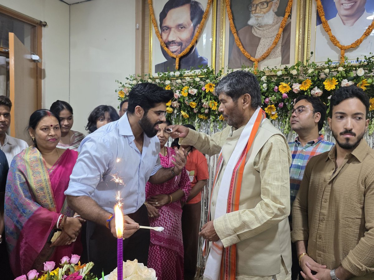 PashupatiParas's tweet photo. प्रिय पुत्र @princerajpaswan जी जन्मदिन की  बधाई एवं शुभकामनाए, ईश्वर से आपके स्वस्थ्य एवं दीर्घायु जीवन की कामना करता हूँ |
आप जीवन पथ पर निरंतर नये आयामो को प्राप्त करे और बड़े पापा रामविलास पासवान जी के आदर्शों, सिद्धांतों एवं मार्गदर्शन पर जनसेवा में अपना कृतिमान स्थापति करे। https://t.co/BW02g3TvpH