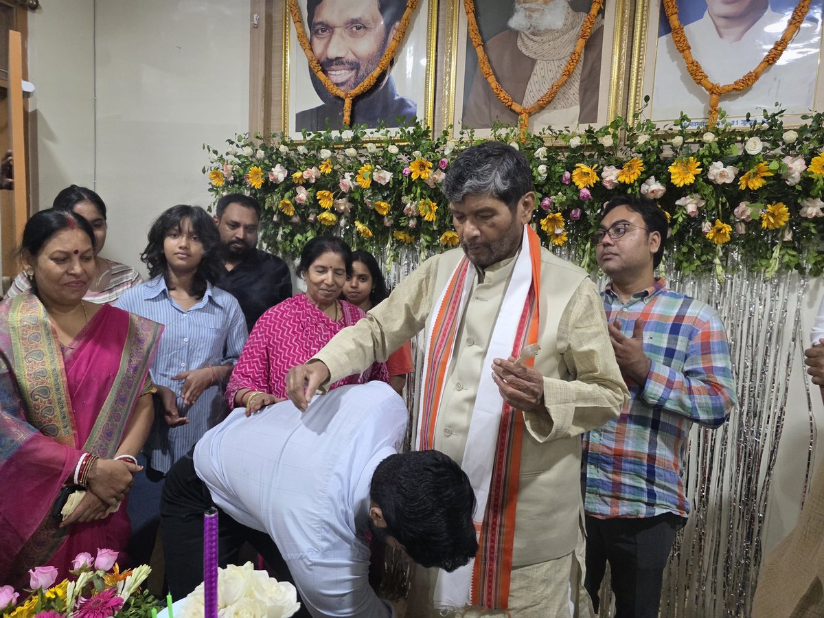 PashupatiParas's tweet photo. प्रिय पुत्र @princerajpaswan जी जन्मदिन की  बधाई एवं शुभकामनाए, ईश्वर से आपके स्वस्थ्य एवं दीर्घायु जीवन की कामना करता हूँ |
आप जीवन पथ पर निरंतर नये आयामो को प्राप्त करे और बड़े पापा रामविलास पासवान जी के आदर्शों, सिद्धांतों एवं मार्गदर्शन पर जनसेवा में अपना कृतिमान स्थापति करे। https://t.co/BW02g3TvpH