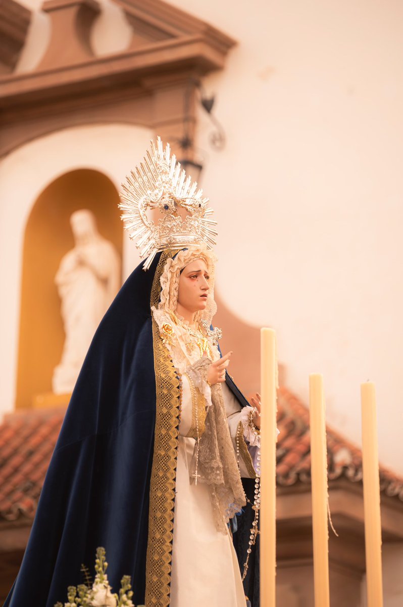 “La verdad es poderosa, y no perece jamás” (San Agustín).
En la casa donde habitó el amor, el tiempo no apaga el recuerdo, solo lo guarda.
Y cuando el alma se abre, la verdad callada despierta, vuelve a caminar y vuelve a iluminar.
📸 Salva Fernández 

#CofradiasMLG #VisperasMLG
