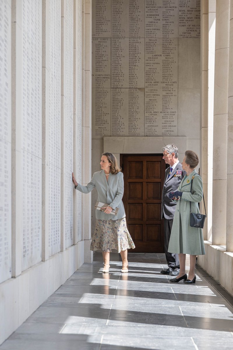 👏 Na 2 jaar grondige restauratie is de Menenpoort in Ieper weer volledig in gebruik. Prinses Claire is vandaag, in vertegenwoordiging van de Koning, aanwezig bij de plechtige opening, samen met Prinses Anne 🇬🇧 , voorzitster van de Commonwealth War Graves Commission.