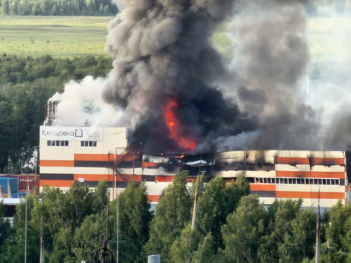 👀🔥 A warehouse caught fire in Yekaterinburg, Russia.
