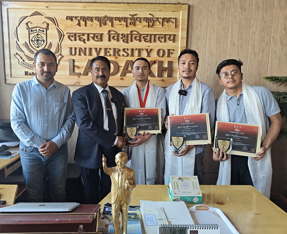 ULadakh's tweet photo. HVC Prof. @Saket_Kushwaha4 felicitated the Dept. of Zoology team for winning ZSI’s 110-hr National Hackathon Grand Finale with their innovative project BioLadakh. A proud moment for the UoL
@lg_ladakh
@EarthNewsLadakh 
@LadakhSecretary
@EduMinOfIndia
#Hackathon2025 https://t.co/ftTNSqlkiK