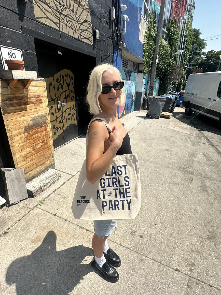 thebeaches's tweet image. SURPRISE MERCH DROP THIS WEEK 💙 tote & tee go live on friday sign up here for updates !!! laylo.com/thebeaches/5ER…
