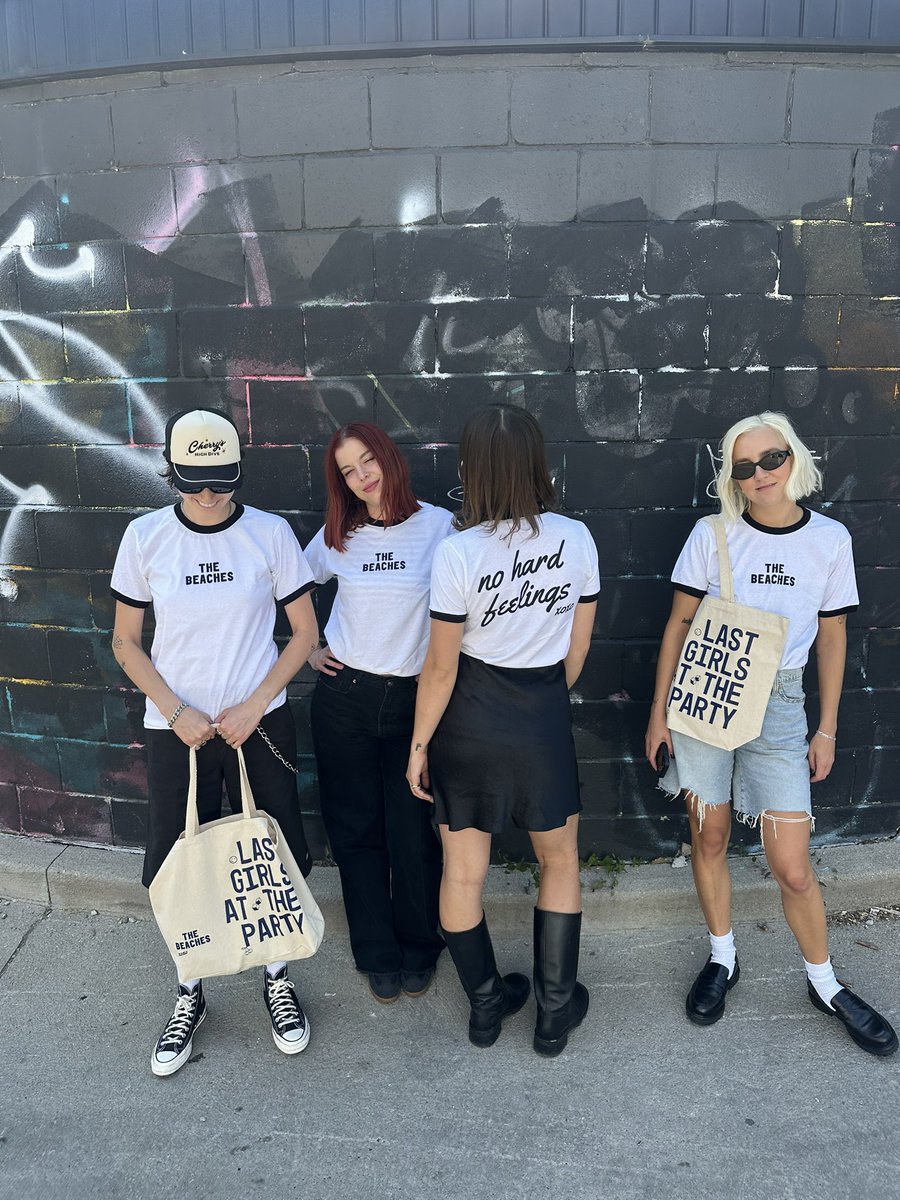 thebeaches's tweet image. SURPRISE MERCH DROP THIS WEEK 💙 tote & tee go live on friday sign up here for updates !!! laylo.com/thebeaches/5ER…