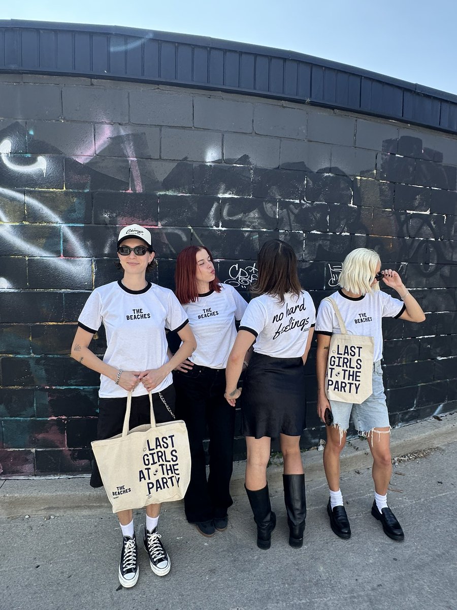 thebeaches's tweet image. SURPRISE MERCH DROP THIS WEEK 💙 tote & tee go live on friday sign up here for updates !!! laylo.com/thebeaches/5ER…