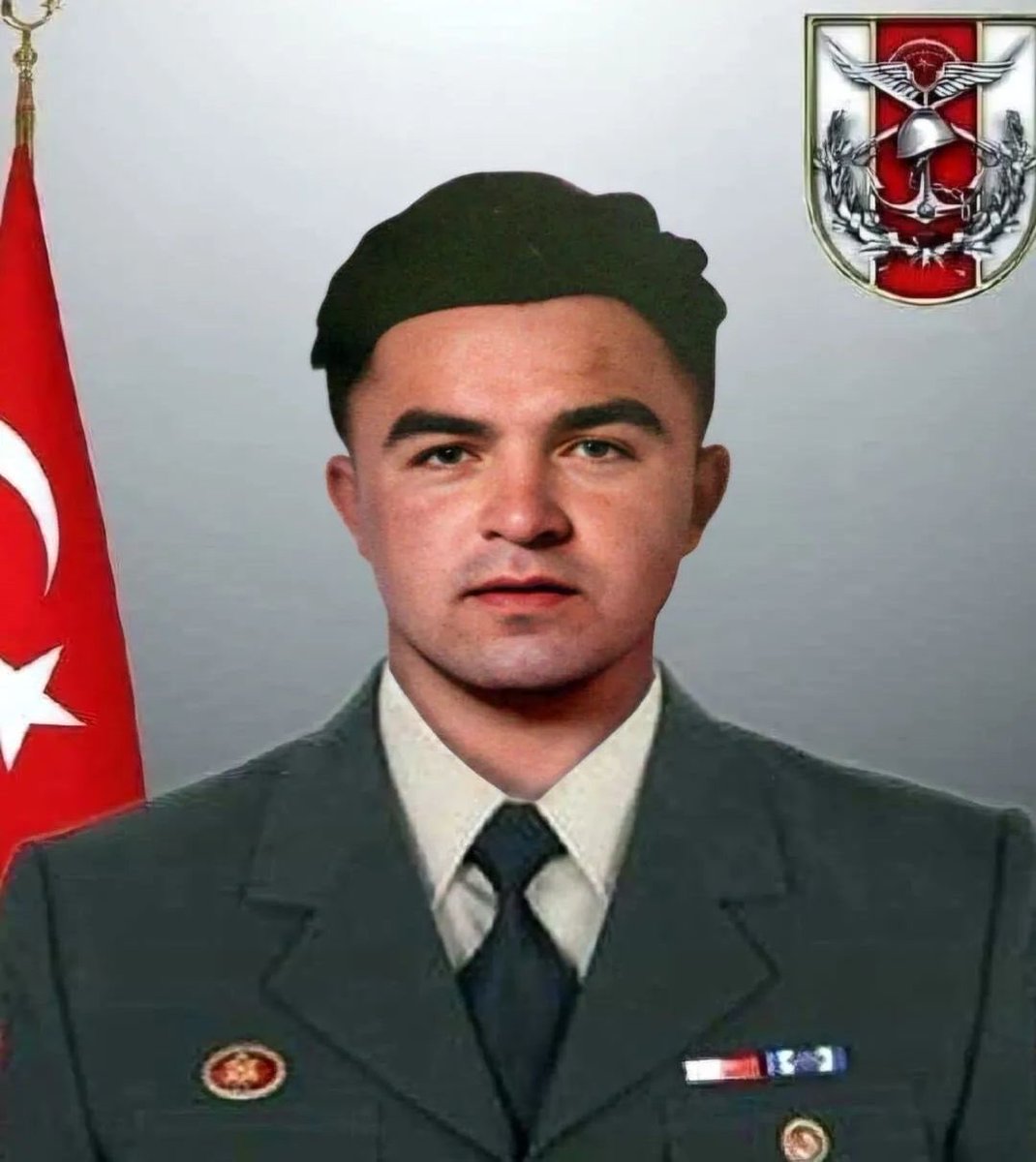 “Şehit olursam fotoğraflarımı her yerde paylaşın.” 

Şehidimizin vasiyeti…

Vatan için canını feda eden kahraman askerimiz Kani Obi’nin aziz hatırası önünde saygıyla eğiliyoruz. 

Ruhun şad, mekânın cennet olsun yiğidim! 🇹🇷 

#KaniObi