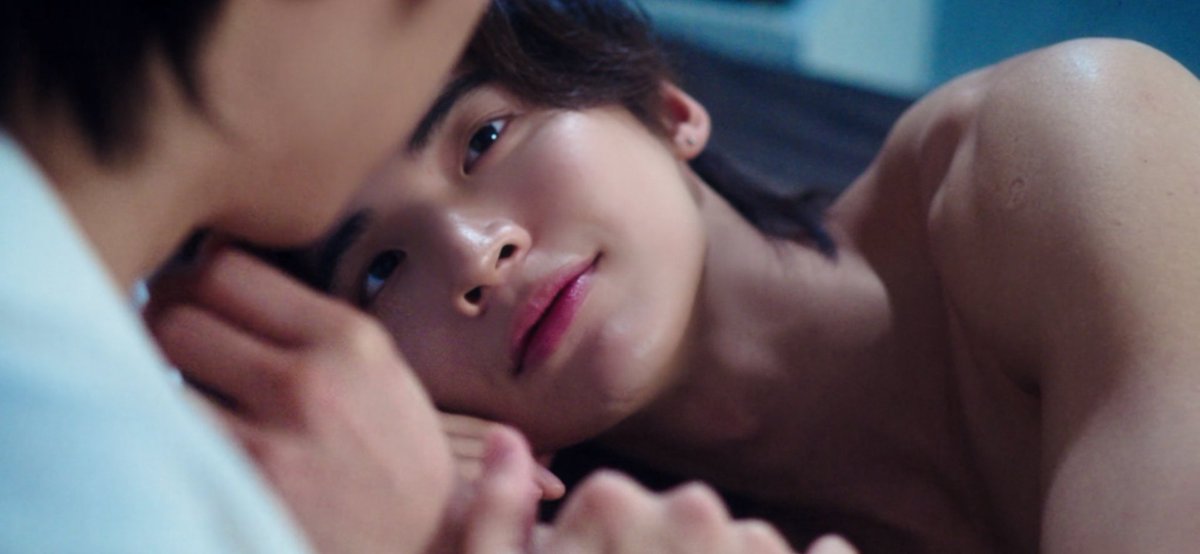 camiiiloves_'s tweet photo. The way Armin looks at Tada with eyes FULL OF LOVE omg!
Excuse me khun Tada, are you still alive ? If Armin looked at me like that I would melt 🫠 @peterpanzz_w 
@pondponlawit1 

RESET LOVE MOMENT 
#RESETการเกิดใหม่ของดวงดาว 
#RESETTHESERIES
#ResetEP6
#peterpanzz_w #pondponlawit https://t.co/AjOVAtDlvI