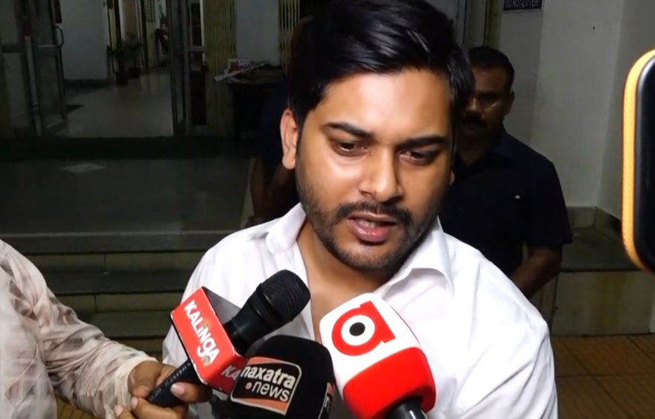 ArgusNews_in's tweet photo. #Bhubaneswar: Income-Tax officials interrogated Bishal Kumar Das, son of former Minister Late Naba Kishore Das, for 10 hours. In reaction, Bishal said he cooperated with the investigators.

#SonOfNabaDas #NabaDasKilling #ITProbe https://t.co/Zqq4ErMyrC