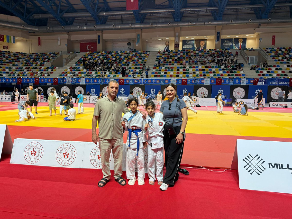 📍 Emre Yazgan Uluslararası Judo Turnuvası | Kocaeli
📅 7-8 Temmuz

Emre Yazgan Uluslararası Judo Turnuvası'nın ilk gününde sporcularımız önemli dereceler elde etti:

🥉 Beyda Ölmez – 22 kg
🥉 Esmanur Seyyar – 25 kg

Sporcularımızı tebrik eder başarılarının devamını dileriz.
