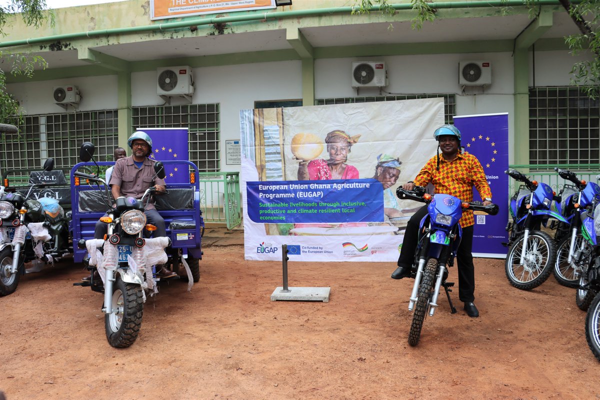 EuropeInGhana's tweet photo. In Wa, EU Ambassador, @IrchadR handed over 51 motorbikes🛵 and 15 tricycles to boost agricultural extension delivery & market access in northern Ghana.
Part of #EUGAP with @mofaghana1 and @giz_gmbh, this support tackles rural mobility & helps farmers reduce post-harvest losses. https://t.co/s5xXNx7UgR
