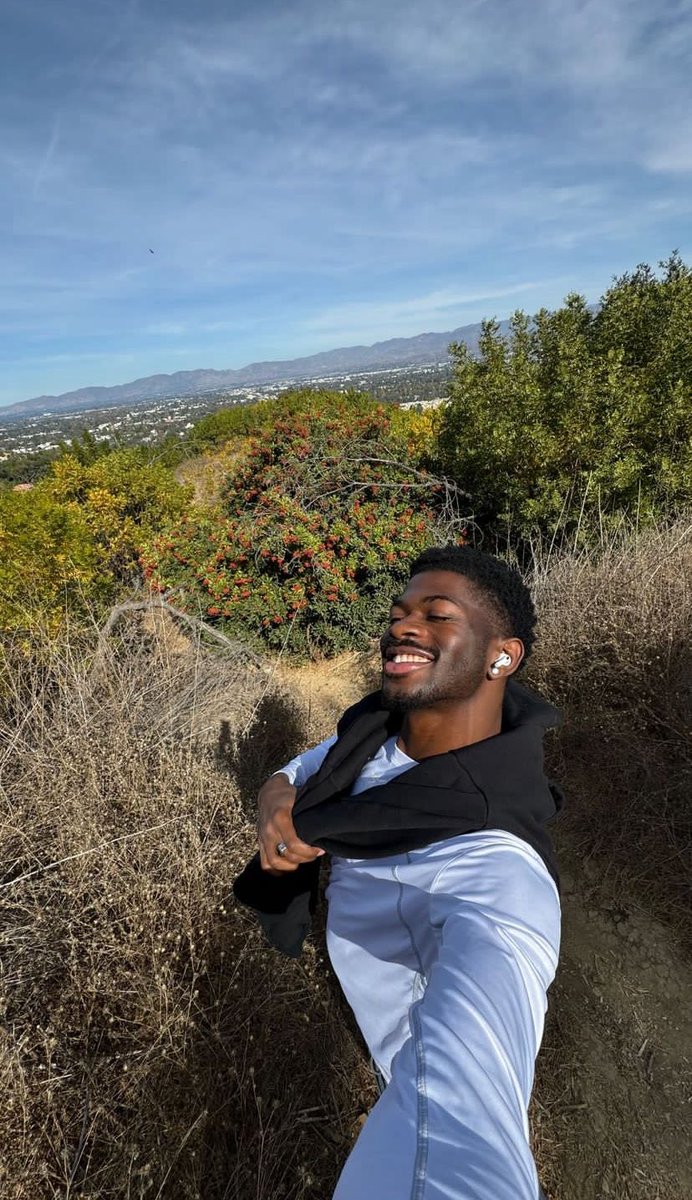 montisking's tweet image. miss him sm but i genuinely hope he’s happy and healthy and living his best life rn. he’s already given us sm this era and ik the album will come when the time is right. i’m just glad the dreamboy era helped him fall in love with himself again and he’s enjoying life 🤍
