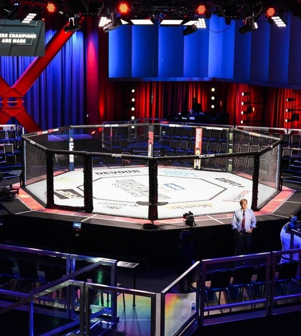 CovMMACentel's tweet image. Report: Hunter Campbell reportedly threatened both Dricus and Khamzat's camps that whoever pulls out will be sent back to the UFC Apex.馃槶
(via @arielhelvvani)