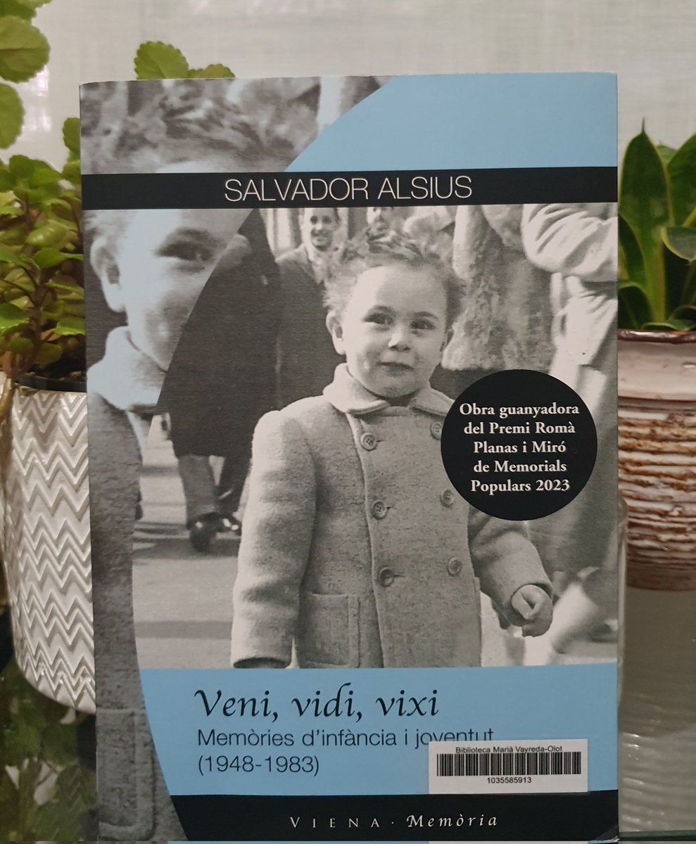 "la idea de ser una persona honesta i que es posés al servei de la societat no passava necessàriament per cap reglament..."
Veni, vidi, vixi, de Salvador Alsius, memòries d'uns anys viscuts i d'una manera de fer semblants als que hem viscut molts!
#llibres
#llibresALLC
#lectures