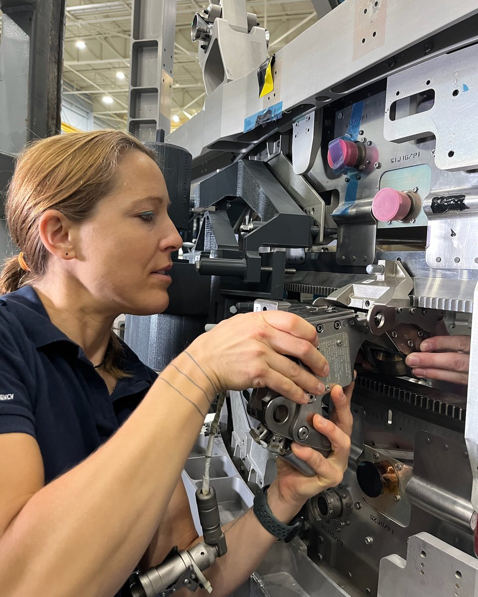 Soph_astro's tweet image. _-_ Diary of an ESA astronaut _-_
{Houston 🇺🇸} Training Week 55
🤩😍🤩😍 What a week !
Many things happened on top of the usual training:
🧑🚀 I did a fit-check of my REAL EVA spacesuit gloves!!! Not the ones I usually wear in the NBL, the ones that will fly to space!!! Next time…