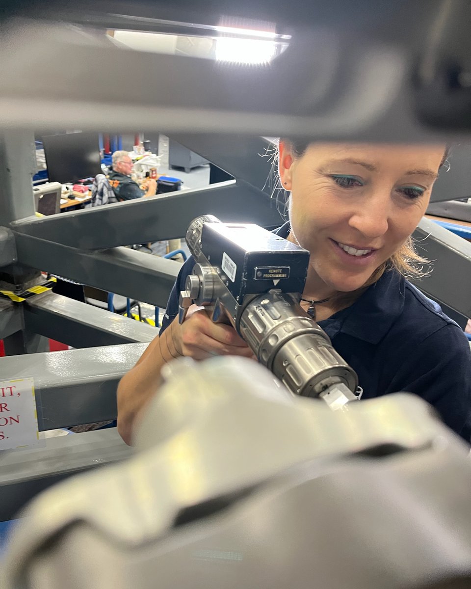 Soph_astro's tweet image. _-_ Diary of an ESA astronaut _-_
{Houston 🇺🇸} Training Week 55
🤩😍🤩😍 What a week !
Many things happened on top of the usual training:
🧑🚀 I did a fit-check of my REAL EVA spacesuit gloves!!! Not the ones I usually wear in the NBL, the ones that will fly to space!!! Next time…