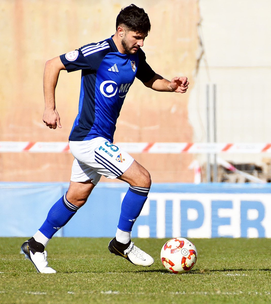 𝟐. 𝐋𝐀𝐃𝐎

29 años. Estuvo aquí en la 17/18. Alcanzó su madurez futbolística en sus tres años consecutivos en Alzira. 6 goles y pleno de minutos en la 23/24. Casi 2 mil minutos en Linares esta temporada. 

Calidad, llegada y, con paso de años, trabajo. Todoterreno. Fichajazo.