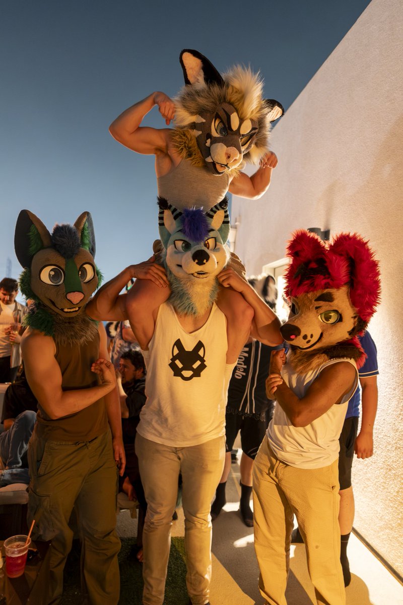 Floofy_Geo's tweet image. When we all donβt fit in the frame, just start stacking us up.