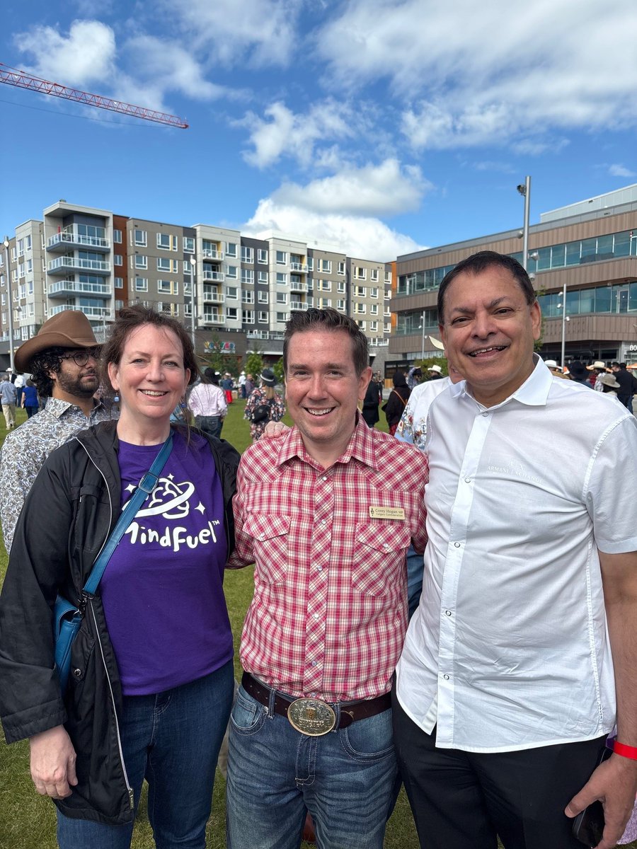Cassy  Weber and Rick Doman chatting with <a href="/coreyhoganyyc/">Corey Hogan 🇨🇦</a> after a morning of  sunshine, great fun, and pancakes topped with <a href="/Villageicecream/">Village Ice Cream</a>!