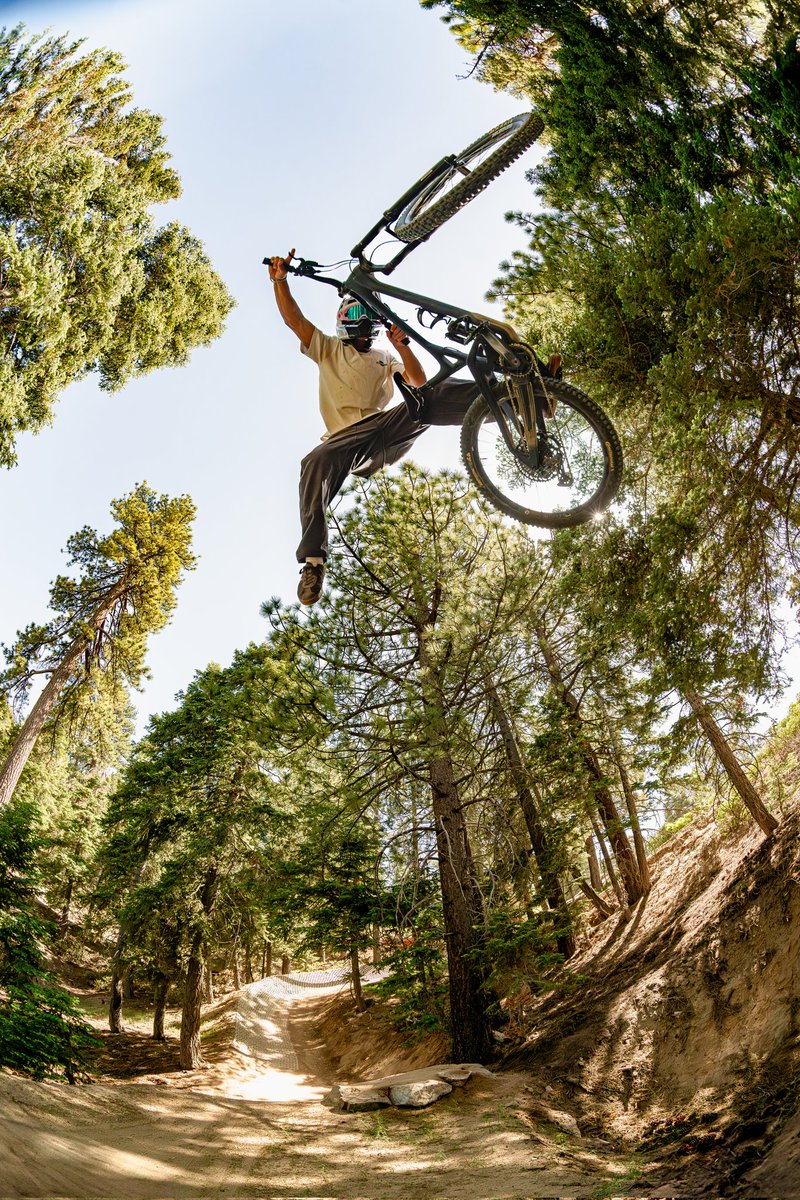 🔔 This is it 🔔• Final day to buy your 2025 Bike Park Season Pass before they go offline 🥳• Link in bio for more info • 🟢#SnowSummit • 🚵🏻‍♂️:@joshy__322 • 📷:@maxyusko