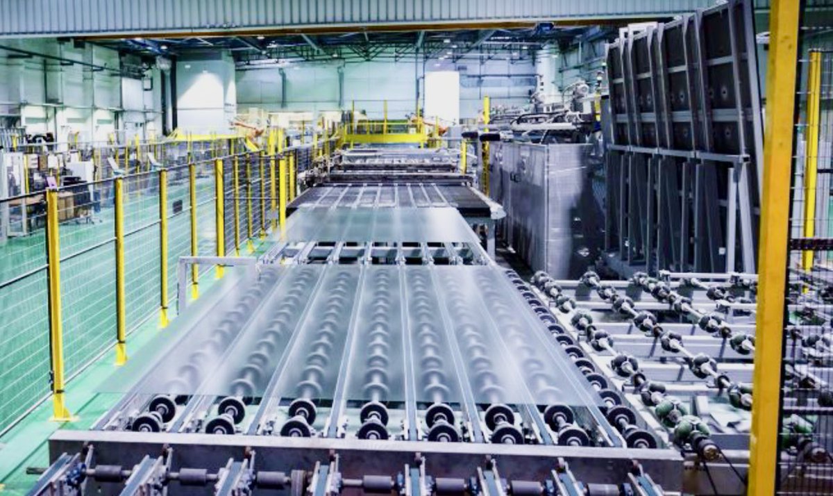 Zeitenspringer's tweet image. Und stündlich grüßt das Murmeltier!
Nur Friedrich Merz scheint vom wirtschaftlichen Verfall nichts zu bemerken.
Der letzte Solarglashersteller Europas, die Glasmanufaktur Brandenburg in Tschnernitz, meldet Insolvenz an.
Rund 250 Arbeitsplätze sind betroffen.