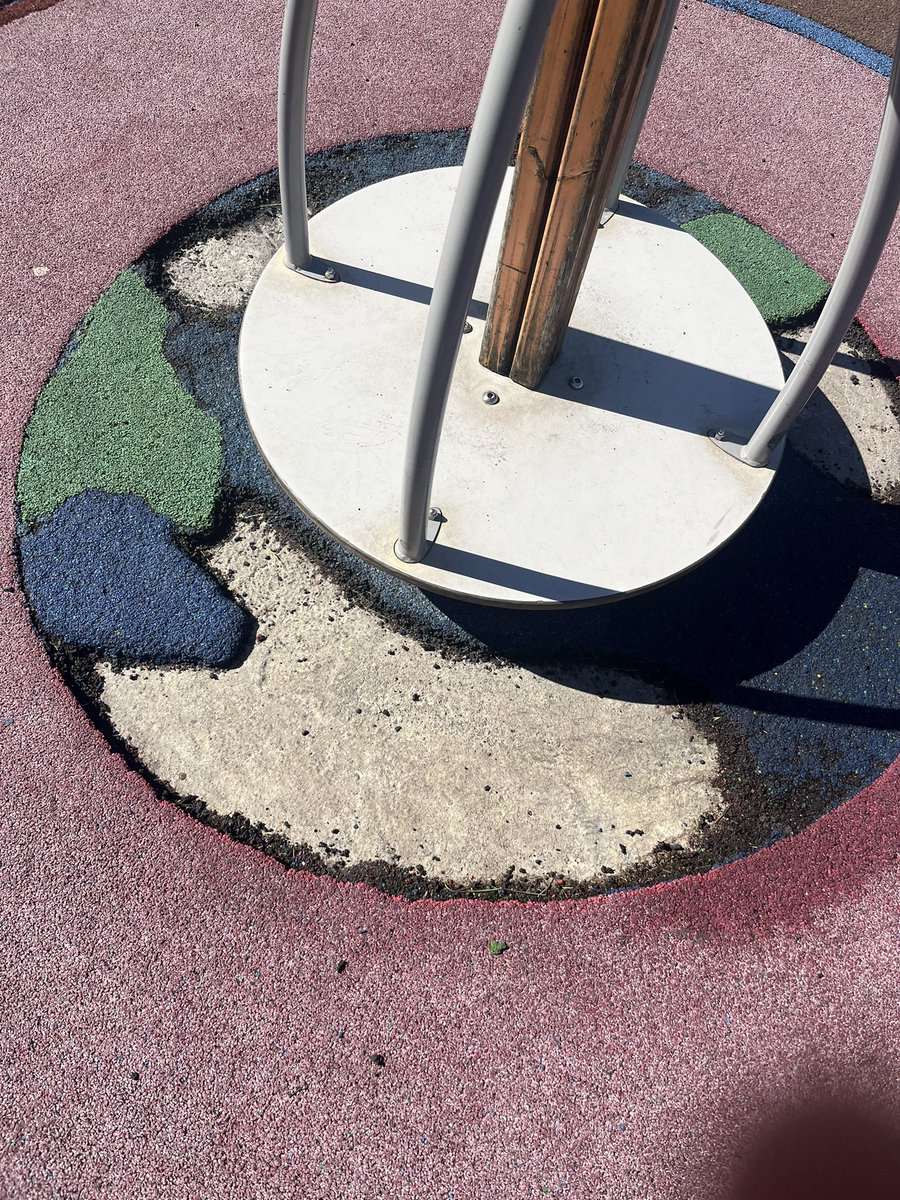 irgaca's tweet photo. Parque infantil do Olvido en estado lamentable y peligroso @PazodeRaxoi, tan difícil es el cuidado y mantenimiento de los mismos? Tan poco cuentan nuestros niños @GorettiSRei https://t.co/eKm0pLo46v