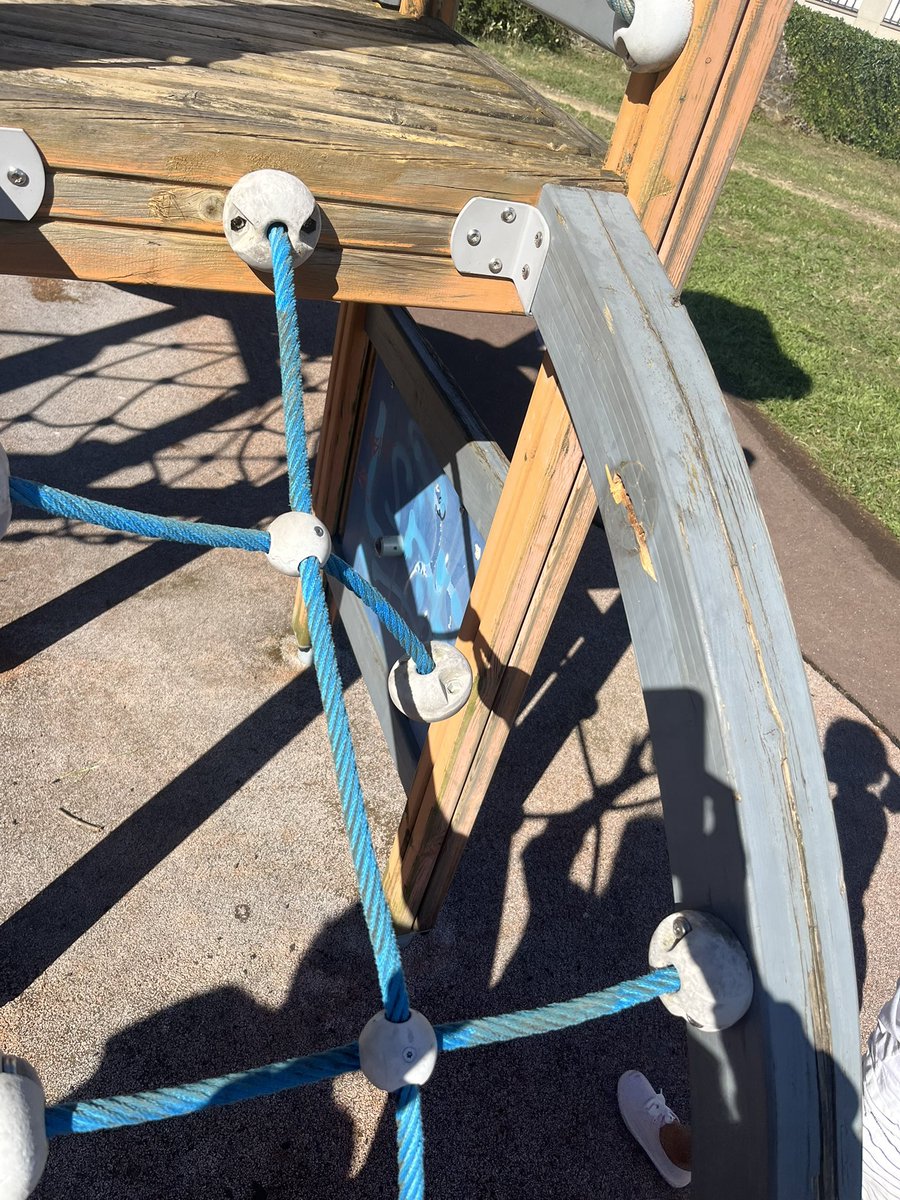 irgaca's tweet photo. Parque infantil do Olvido en estado lamentable y peligroso @PazodeRaxoi, tan difícil es el cuidado y mantenimiento de los mismos? Tan poco cuentan nuestros niños @GorettiSRei https://t.co/eKm0pLo46v