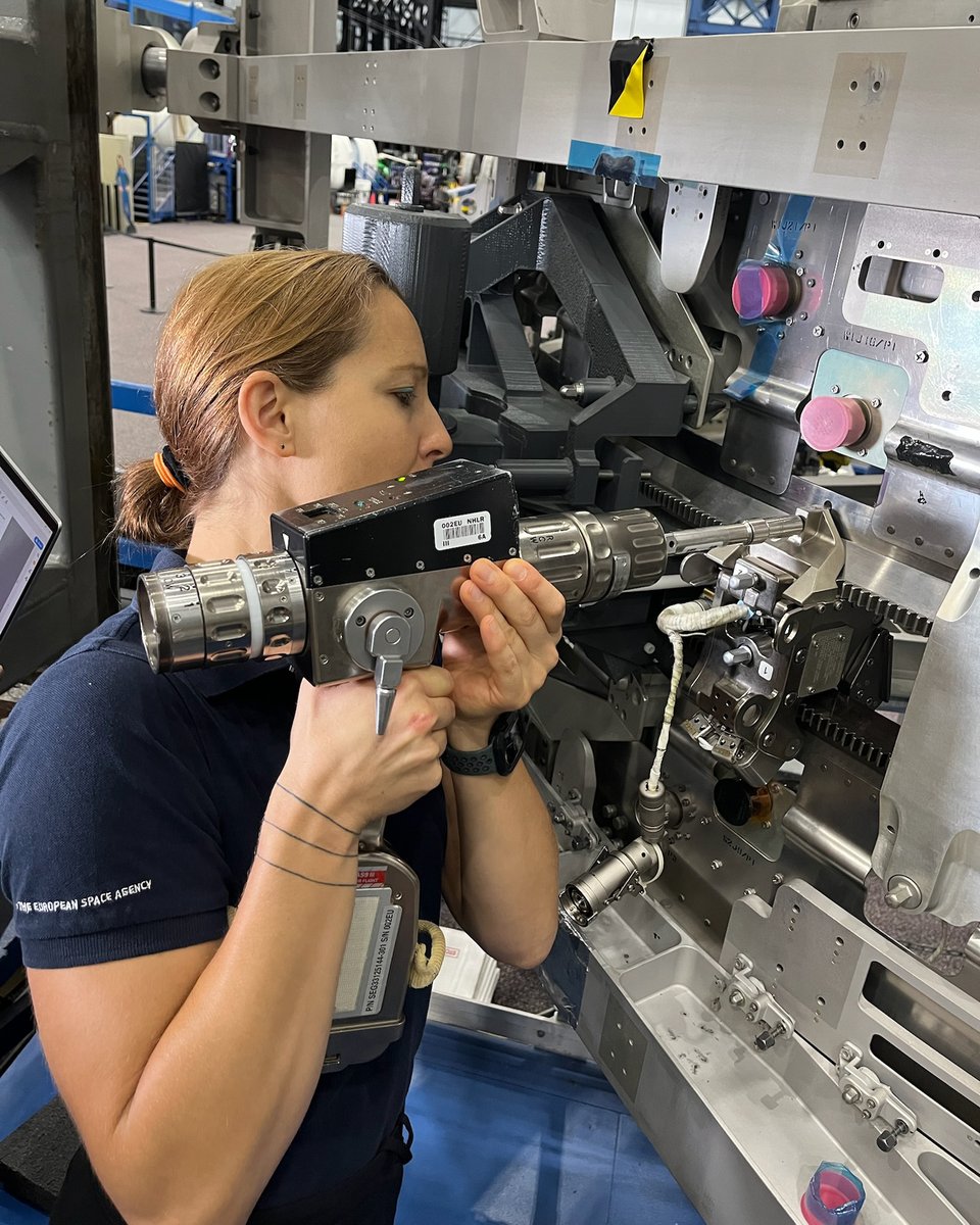 Soph_astro's tweet image. _-_ Journal de bord d’une astronaute ESA _-_
{Houston 🇺🇸} Semaine 55
🤩😍🤩😍 Quelle semaine !
Beaucoup de choses dans mon emploi du temps, en plus de l'entraînement habituel :
🧑🚀 J’ai fait un essayage de mes VRAIS gants de sortie extravéhiculaire (EVA) !!! Pas ceux que je…