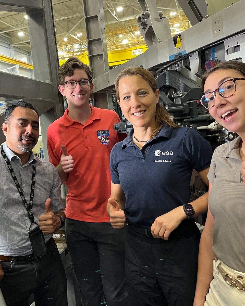 Soph_astro's tweet image. _-_ Journal de bord d’une astronaute ESA _-_
{Houston 🇺🇸} Semaine 55
🤩😍🤩😍 Quelle semaine !
Beaucoup de choses dans mon emploi du temps, en plus de l'entraînement habituel :
🧑🚀 J’ai fait un essayage de mes VRAIS gants de sortie extravéhiculaire (EVA) !!! Pas ceux que je…